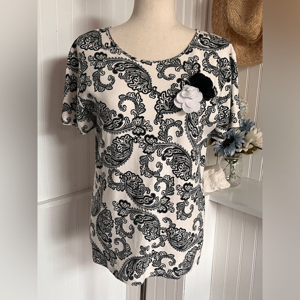 Black & White Paisley Print Short-Sleeved Top – Size 2X